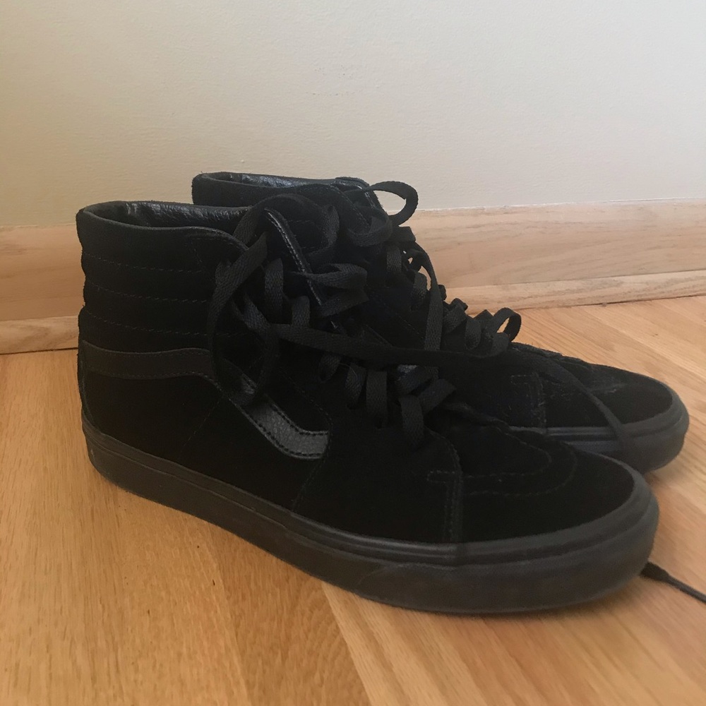 •Like New All Black High Top Vans•
